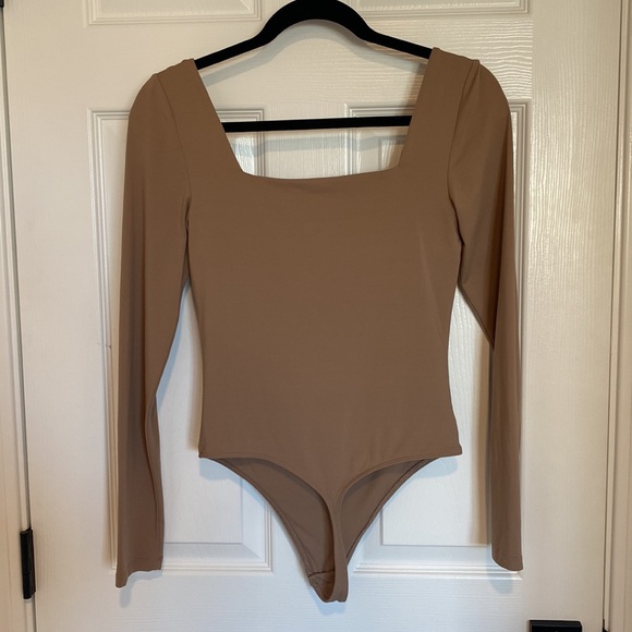 Babaton Contour Long Sleeve Bodysuit in Clay Med - Picture 8 of 9